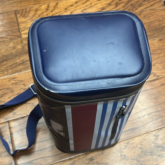 Vineyard Vines 10 Can capacity cooler - Picture 4 of 8